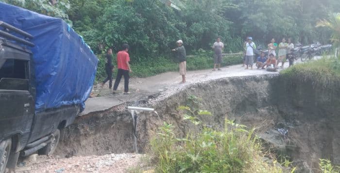 sempat_putus_total_jalan_penghubung_antar_kecamatan_dan_desa_di_dairi_segera_diperbaiki