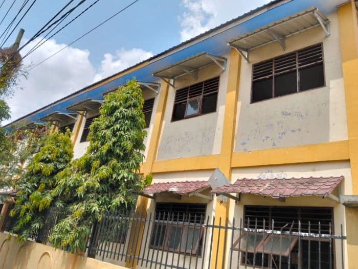 warga_soroti_janji_smkn_1_lubuk_pakam_perbaiki_jendela_sekolah_rusak