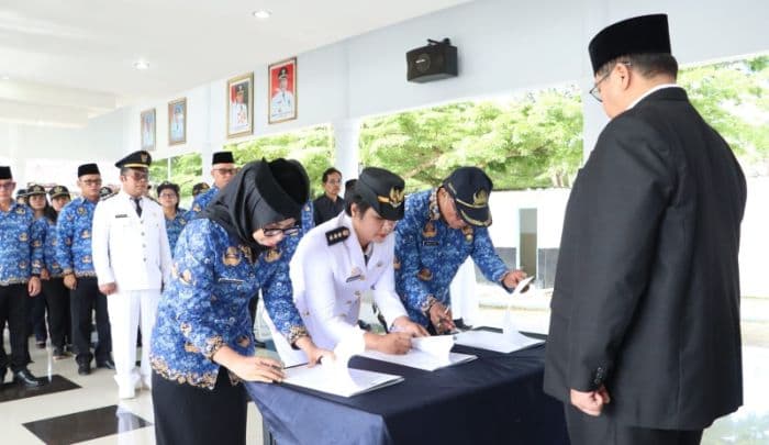 45_pns_simalungun_dilantik_sejumlah_camat_dan_pejabat_strategis_berganti