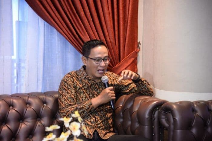 analisis_pengamat_rupiah_dekati_rp17400_bi_tak_bisa_sendiri_hadapi_efek_perang_dan_suku_bunga_as