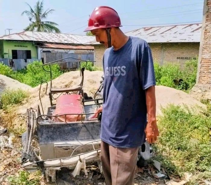 becak_tersangkut_di_rel_nyaris_tertabrak_kereta_api_di_batu_bara_sopir_selamat_lompat