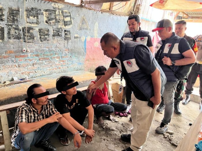 belasan_pria_terlibat_narkoba_di_jalan_mangkubumi_medan_diamankan_sajam_disita