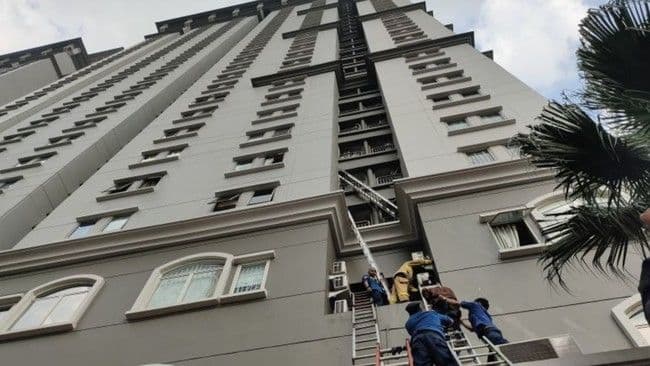 kebakaran_apartemen_mediterania_tanjung_duren_penghuni_dievakuasi