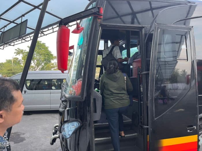 libur_may_day_ratusan_penumpang_padati_terminal_amplas_medan