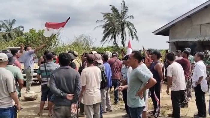 ratusan_warga_badiri_blokir_jalan_larang_truk_sawit_pt_cpa_melintas