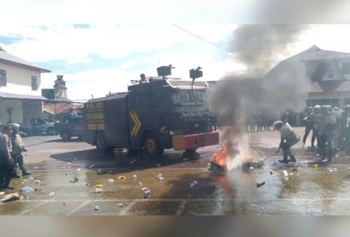 simulasi_ricuh_jelang_may_day_di_polres_dairi_massa_bakar_ban_hingga_water_cannon_dikerahkan