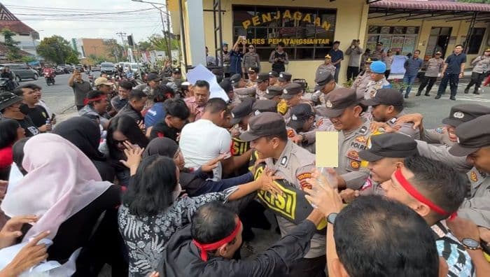 simulasi_sispam_mako_polres_pematangsiantar_antisipasi_unras_anarkis_personel_diuji_siaga_penuh