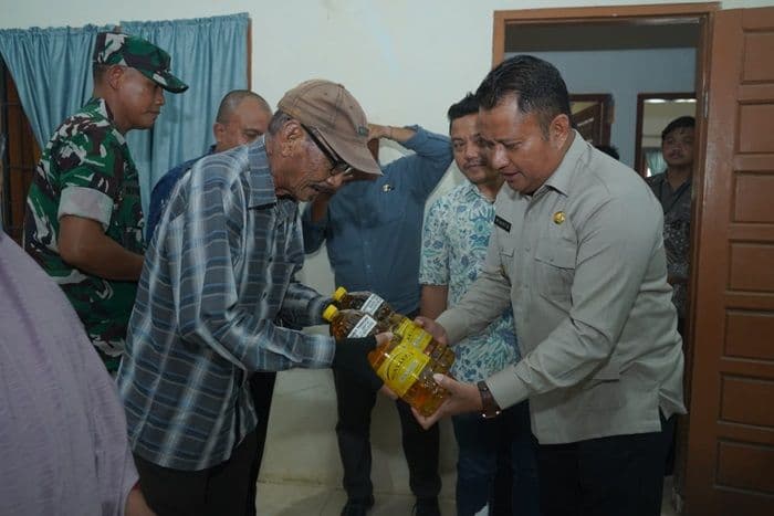 wabup_asahan_salurkan_bantuan_pangan_ke_90_ribu_keluarga_tiap_kk_terima_beras_dan_minyak