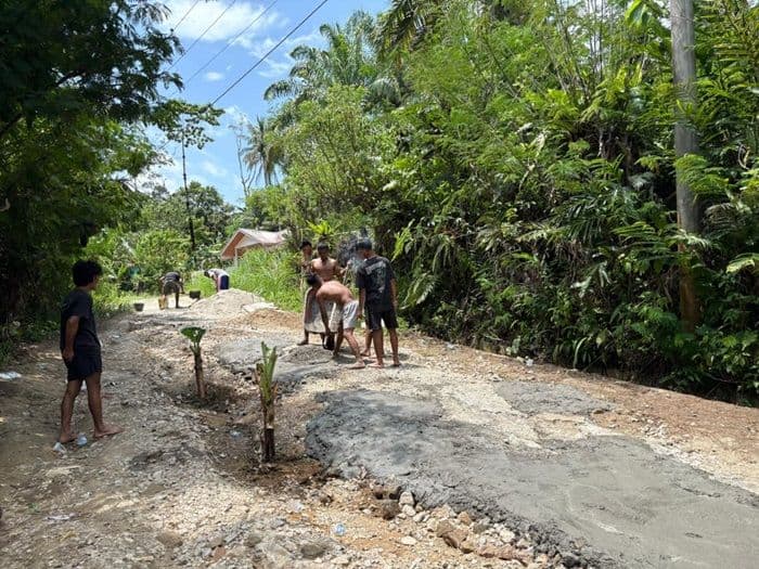 warga_soban_dairi_swadaya_perbaiki_jalan_rusak_harap_perhatian_bupati