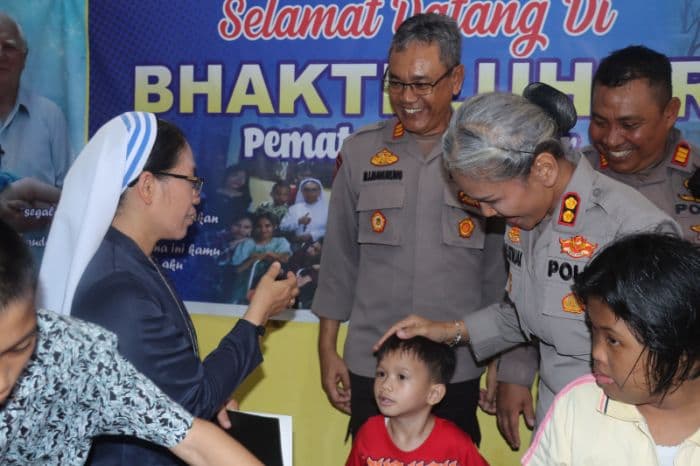 kapolres_pematangsiantar_gelar_bakti_sosial_dan_beri_motivasi_anak_panti_asuhan