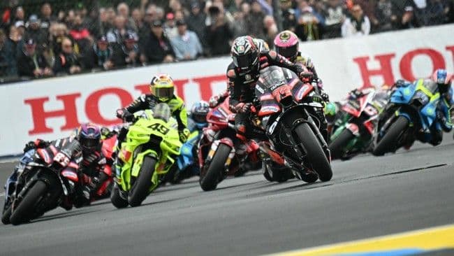 marco_bezzecchi_rebut_pole_position_motogp_italia_2026_di_mugello_marc_marquez_start_keempat