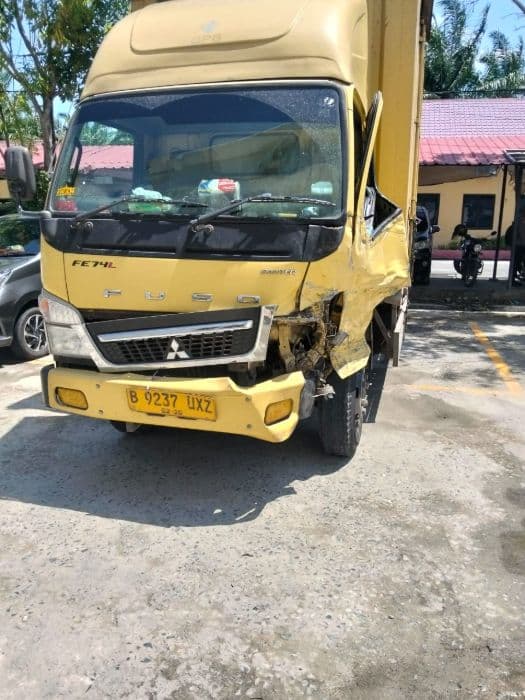 truk_pengangkut_paket_antaraja_tabrak_minibus_di_tol_tebing_tinggimedan_satu_terluka