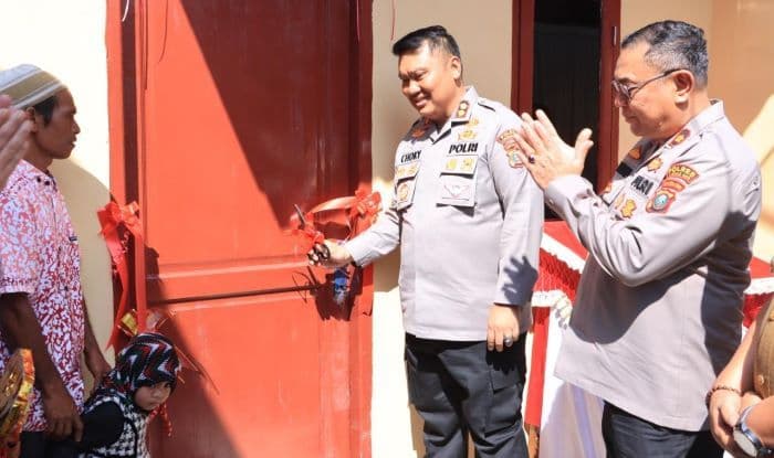 hut_bhayangkara_ke79_polres_labuhanbatu_bedah_rumah_warga_kurang_mampu