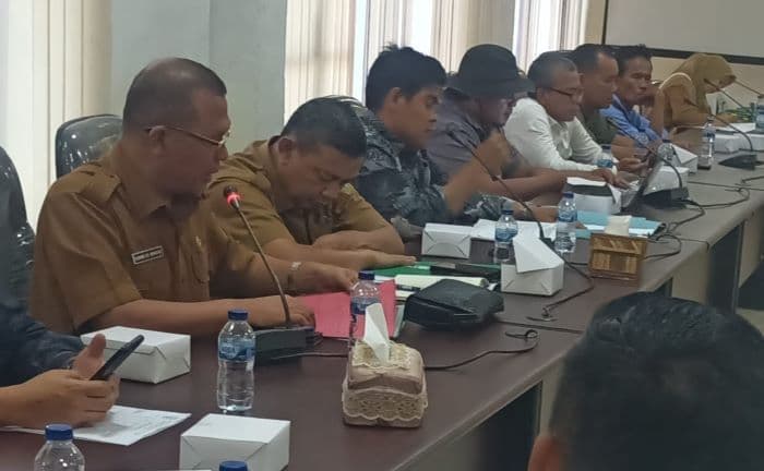 kepala_kph_wilayah_iii_hindari_wartawan_usai_rdp_sengketa_hutan_di_labura