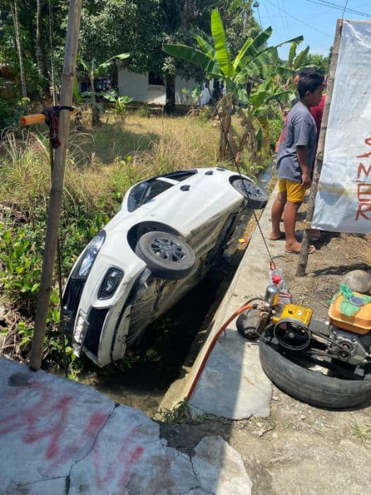 minibus_tabrak_motor_di_jalur_wisata_bukit_lawang_6_orang_lukaluka