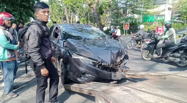 mobil_honda_city_rs_terbalik_usai_tabrak_mahoni_di_medan_baru