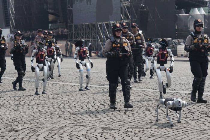 robot_polisi_tampil_di_monas_meriahkan_hari_bhayangkara_ke79