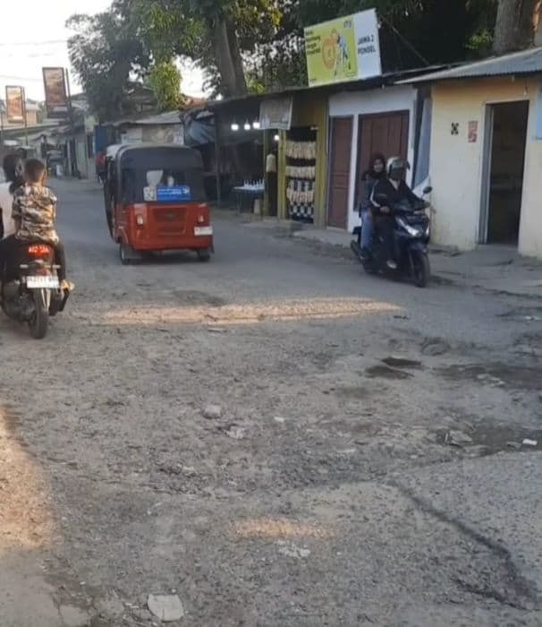 warga_keluhkan_jalan_rusak_pemkab_deli_serdang_segera_tangani