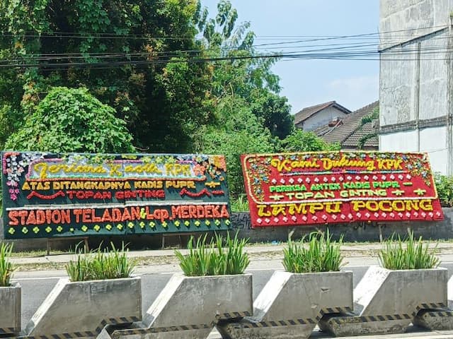 warga_medan_ramairamai_kirim_papan_bunga_untuk_topan_ginting