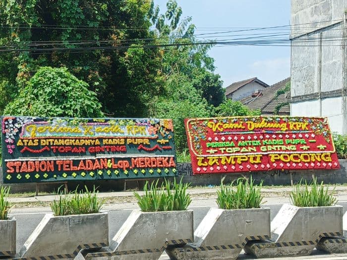 warga_medan_ramairamai_kirim_papan_bunga_untuk_topan_ginting
