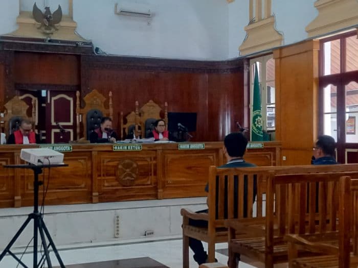 hakim_minta_jaksa_hadirkan_eks_pj_wali_kota_tebing_tinggi_di_sidang_korupsi_smartboard