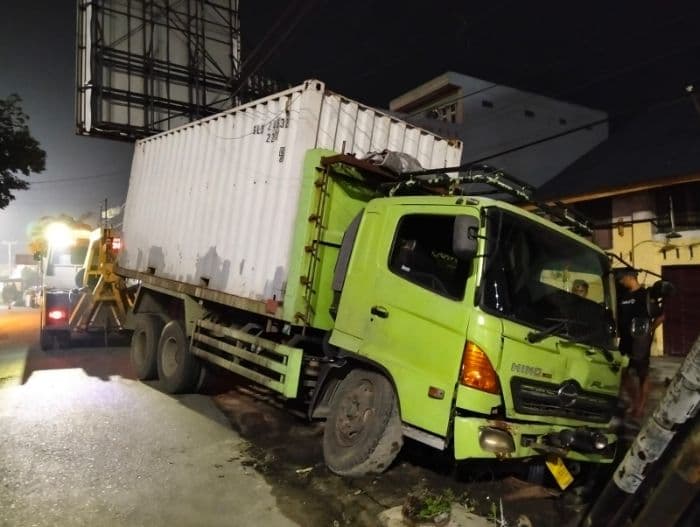 rem_blong_truk_kontainer_tabrak_tiang_di_lubuk_pakam