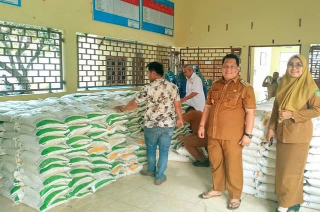 4771_keluarga_di_kecamatan_selesai_langkat_terima_bantuan_beras_cpp