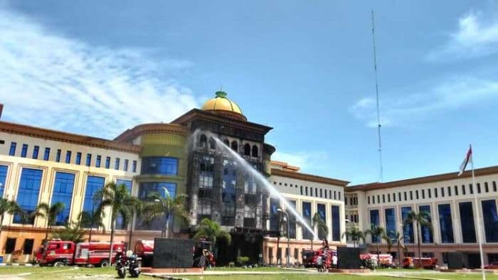 gedung_asrama_haji_medan_terbakar_saksi_mata_api_berasal_dari_lantai_dua