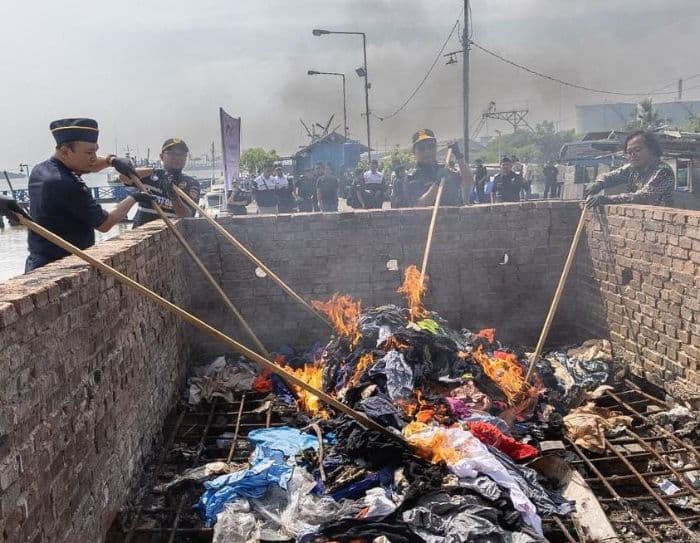 bea_cukai_sumut_musnahkan_290_bal_pakaian_bekas_ilegal_bernilai_rp580_juta