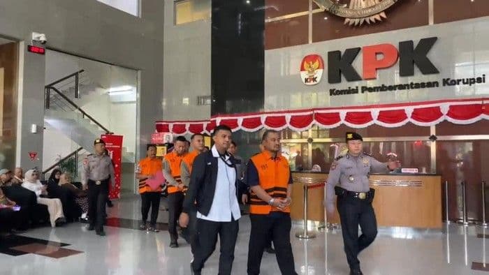 bupati_pemalang_anom_widiyantoro_ditahan_kpk_21_orang_ikut_diamankan