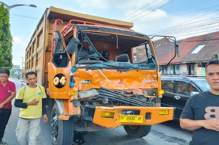 dump_truk_tronton_tabrak_truk_di_simpang_empat_timbangan_lubuk_pakam_bagian_depan_ringsek