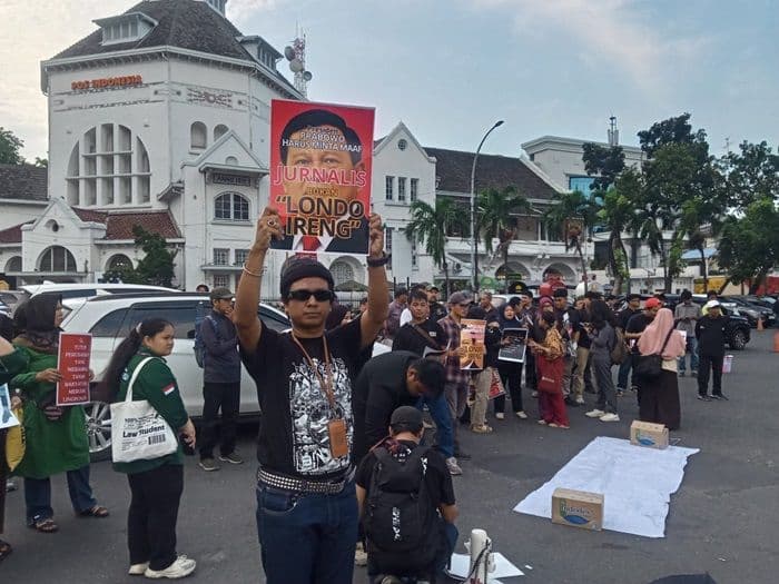 organisasi_pers_dan_ngo_di_medan_gelar_aksi_desak_prabowo_klarifikasi_pernyataan_soal_londo_ireng
