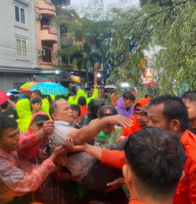 pedagang_bakso_tertimpa_pohon_tumbang_di_lapangan_merdeka_binjai_alami_luka_serius