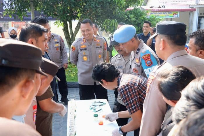 polres_batu_bara_gelar_tes_urine_dadakan_73_personel_dinyatakan_negatif_narkoba