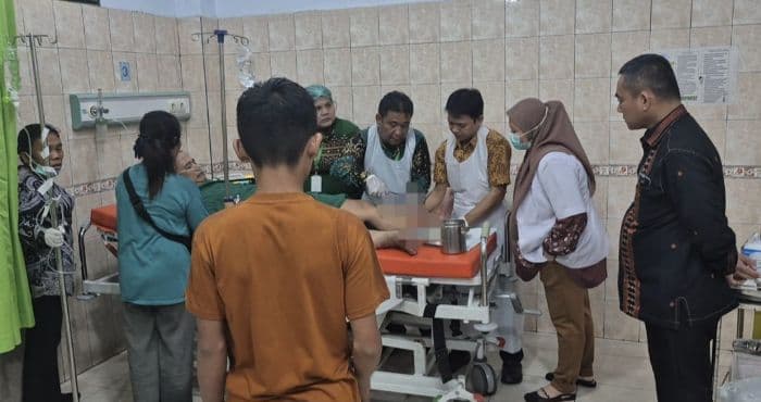 sekda_binjai_jenguk_korban_pohon_tumbang_pemko_siapkan_peremajaan_pohon_tua