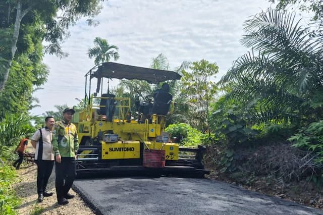 wabup_sergai_adlin_tambunan_tinjau_progres_rekonstruksi_jalan_marubunbaja_dolok