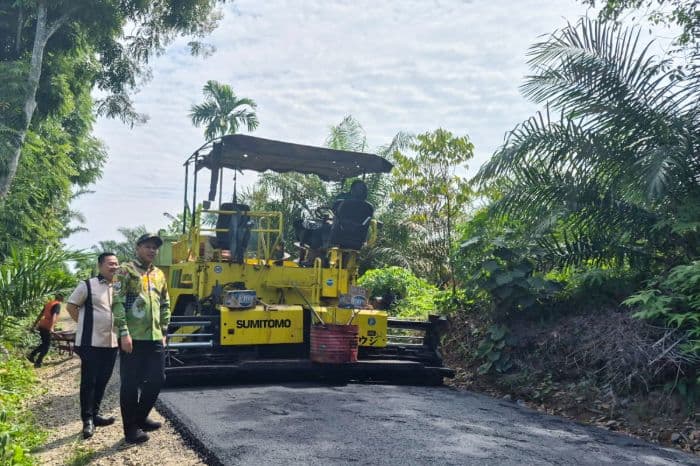 wabup_sergai_adlin_tambunan_tinjau_progres_rekonstruksi_jalan_marubunbaja_dolok