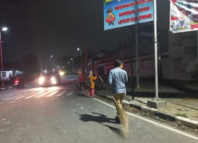 petugas_kebersihan_kerja_lembur_bersihkan_sampah_usai_aksi_demo_mahasiswa_di_medan
