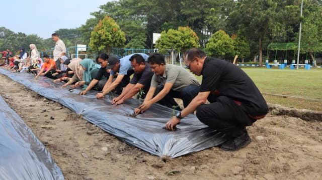 lahan_kosong_kantor_sdabmbk_deli_serdang_disulap_jadi_kebun_cabai