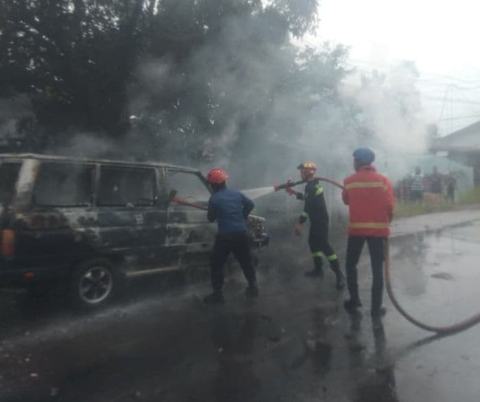 mobil_kijang_terbakar_di_binjai_selatan_sopir_luka_berat
