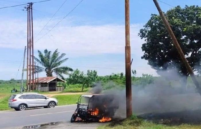 betor_terbakar_di_jalan_acces_road_inalum_batu_bara_diduga_akibat_korsleting
