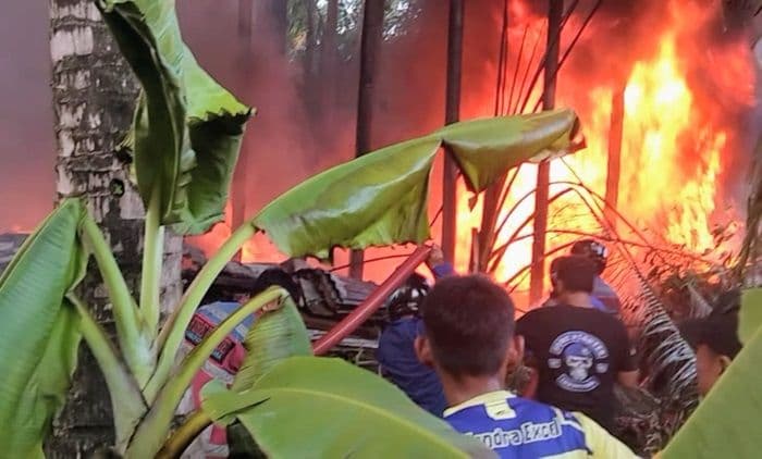 gudang_rongsokan_di_batu_bara_ludes_terbakar_diduga_korsleting_listrik
