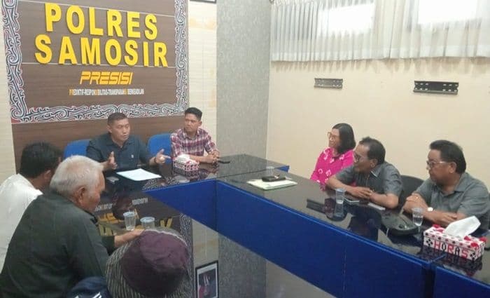 kasus_dugaan_penelantaran_anak_oleh_anggota_dprd_samosir_tokoh_naibaho_dan_siraja_oloan_datangi_polres