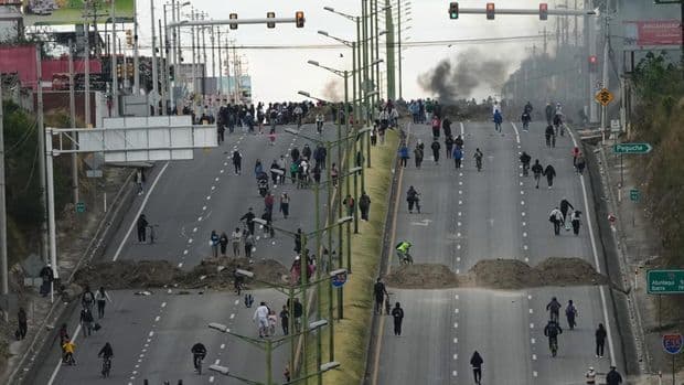 konvoi_presiden_ekuador_diserang_demonstran_dalam_protes_kenaikan_tajam_bbm