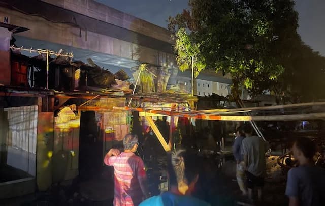 korsleting_listrik_11_rumah_semi_permanen_di_medan_area_ludes_dilahap_api