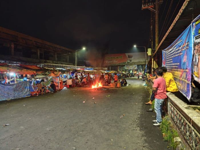 massa_aksi_protes_relokasi_masih_begadang_di_jalan_merdeka_siantar