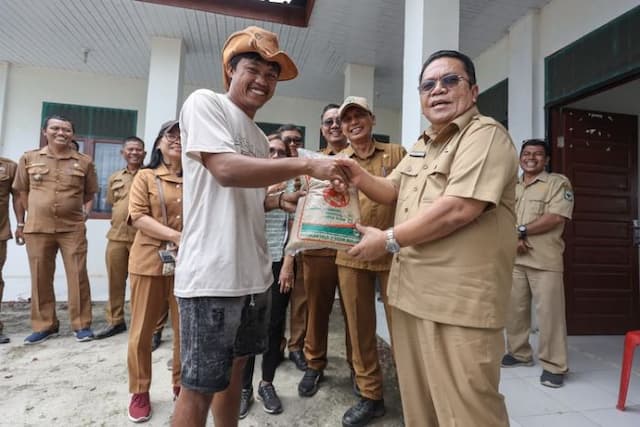 monitoring_irigasi_wali_kota_siantar_serahkan_75_ton_benih_padi_ke_petani