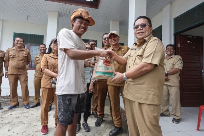 monitoring_irigasi_wali_kota_siantar_serahkan_75_ton_benih_padi_ke_petani