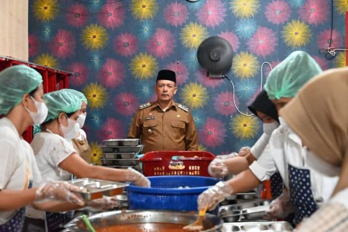 pastikan_pengolahan_mbg_sesuai_sop_wabup_mahmud_efendi_monitoring_sppg_di_tapteng
