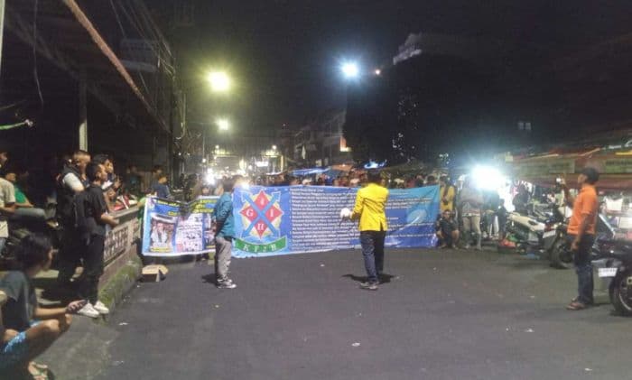pedagang_blokir_jalan_merdeka_tolak_relokasi_pasar_horas_ke_bawah